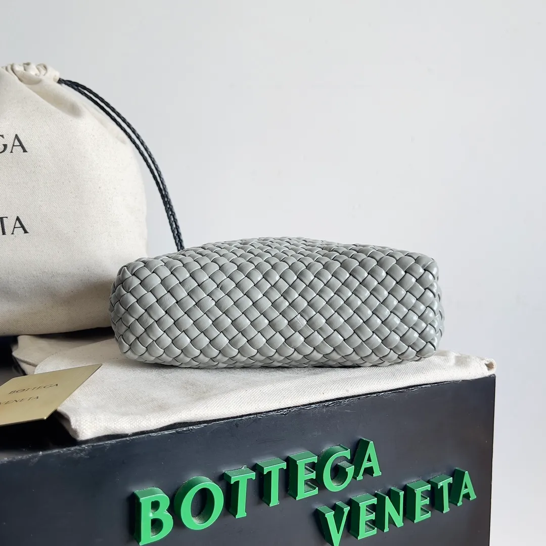 Batch 3760 BV collectible small woven handbags are really YYDS!! Bottega Veneta’s most classic small woven handbags are back! ! We use the highest quality leather with the highest craftsmanship❤️ to create the most expensive works. We have created the Intrecciato leather weaving process❤️ This unique traditional exclusive leather weaving method has not only become our logo but also reflects the time-consuming and labor-intensive craftsmanship of our products❤️ The new TOSCA handbag must be a selection worth collecting🆕 Style number: 776755 Size: 20*15.5*7cm